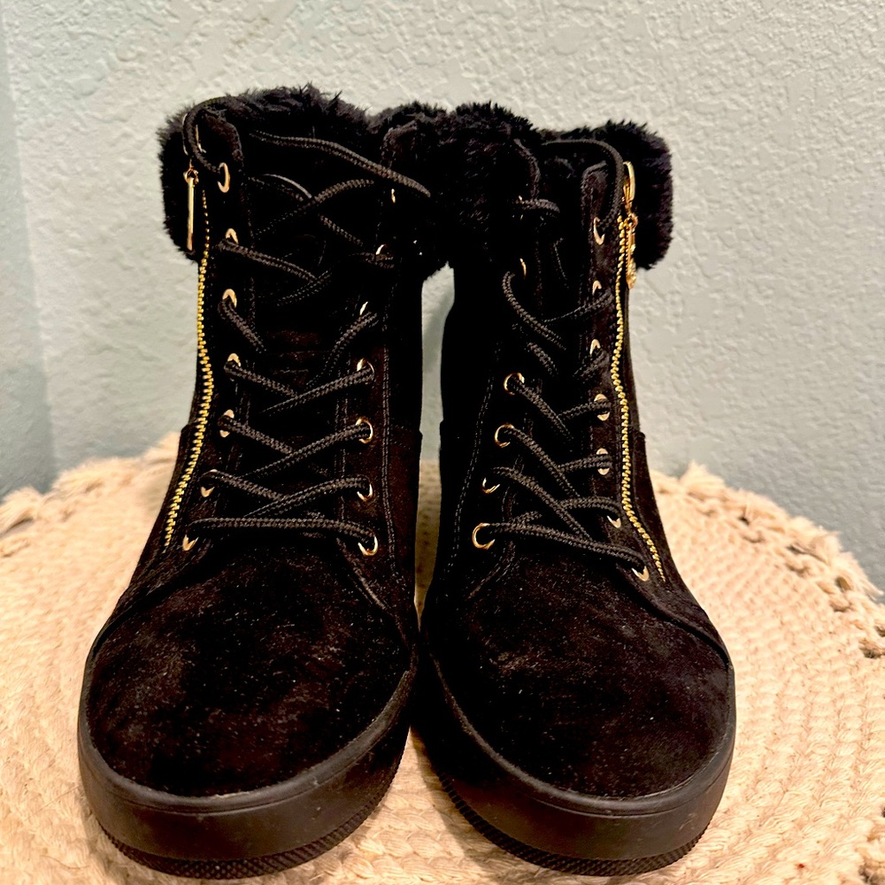 Guess brand high top boots in very goods condition only worn twice